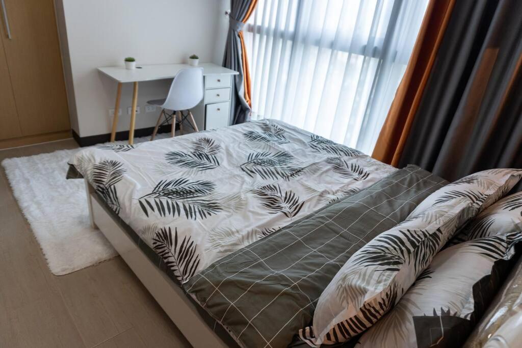 A2J Luxury 2Br Bgc Uptown Suite Near Uptown Mall Манила Экстерьер фото