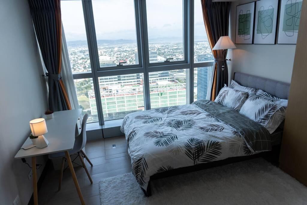 A2J Luxury 2Br Bgc Uptown Suite Near Uptown Mall Манила Экстерьер фото