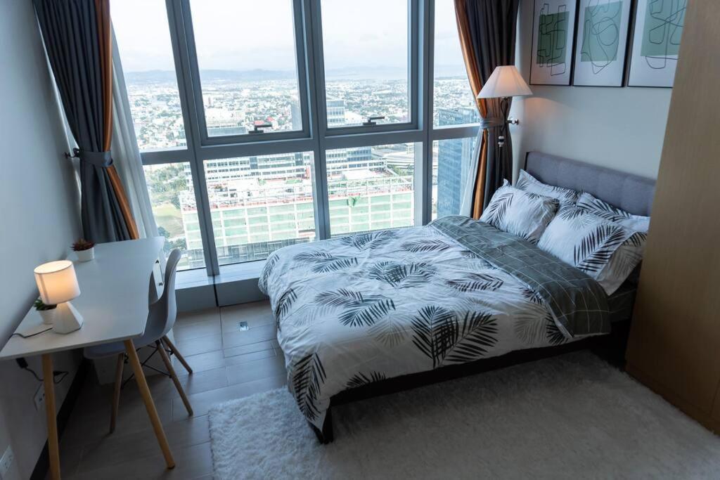 A2J Luxury 2Br Bgc Uptown Suite Near Uptown Mall Манила Экстерьер фото