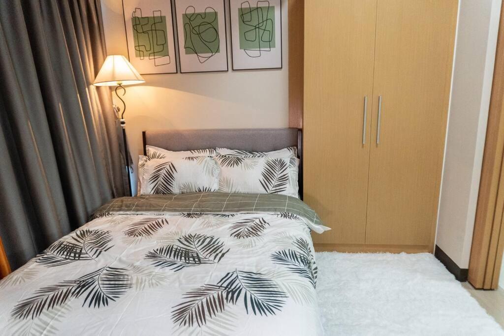 A2J Luxury 2Br Bgc Uptown Suite Near Uptown Mall Манила Экстерьер фото