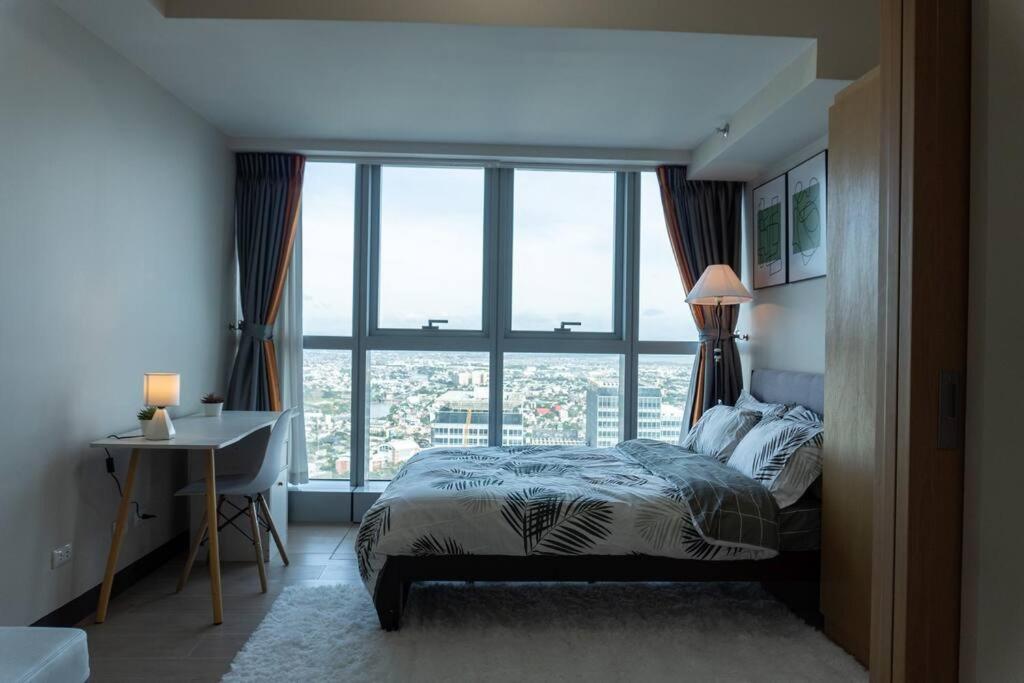 A2J Luxury 2Br Bgc Uptown Suite Near Uptown Mall Манила Экстерьер фото