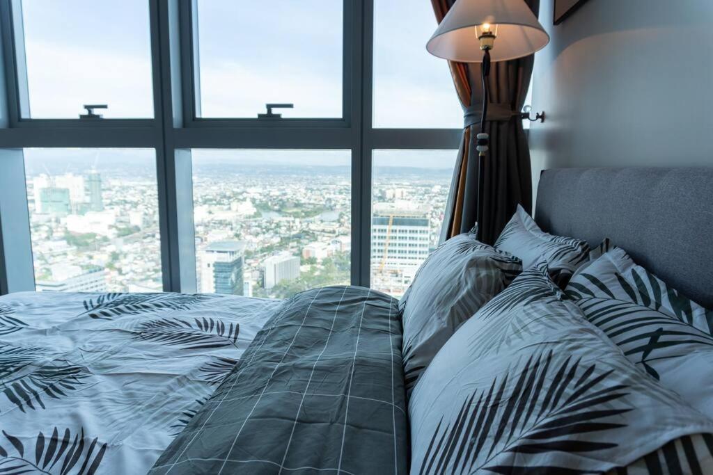 A2J Luxury 2Br Bgc Uptown Suite Near Uptown Mall Манила Экстерьер фото
